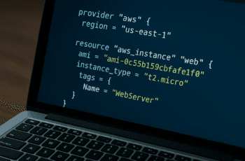 Automação de infraestrutura com código IaC exibido em tela de notebook